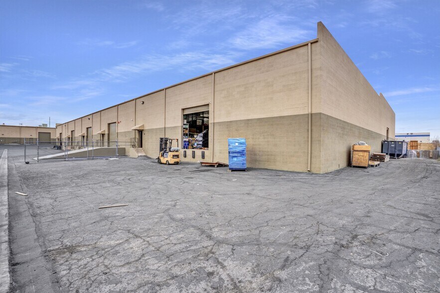 More Photos Of 2960 S Highland Dr, Las Vegas Warehouse For Lease