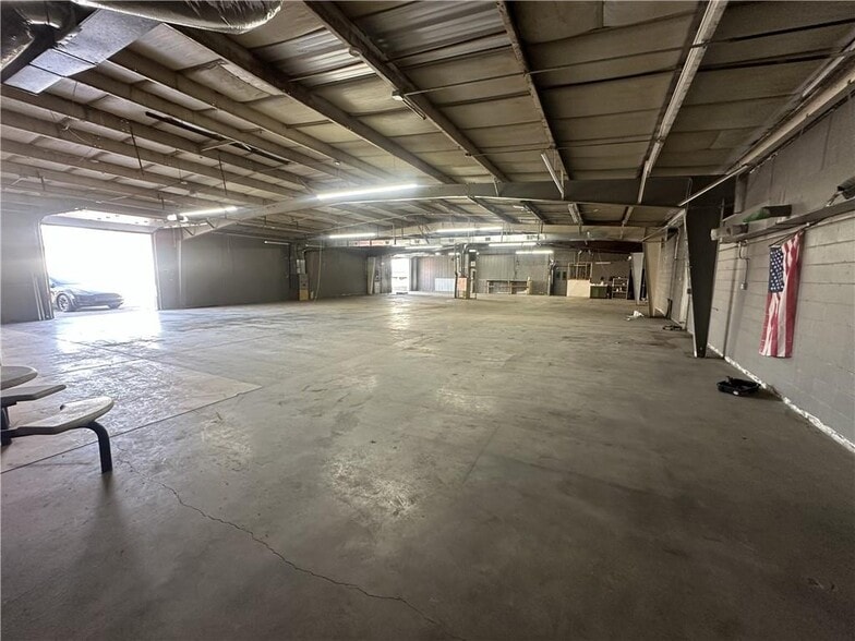 More Photos Of 701 S 8th St, Saint Joseph Light Distribution For Lease