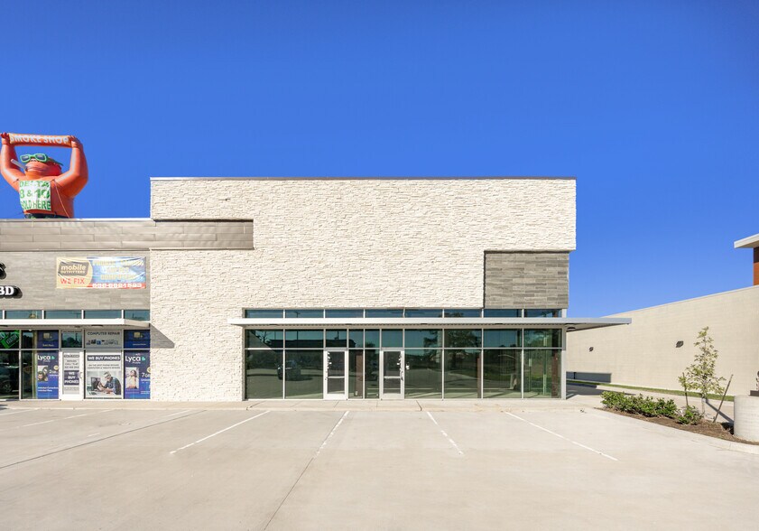 More Photos Of 650 W Rankin Rd, Houston Freestanding For Lease