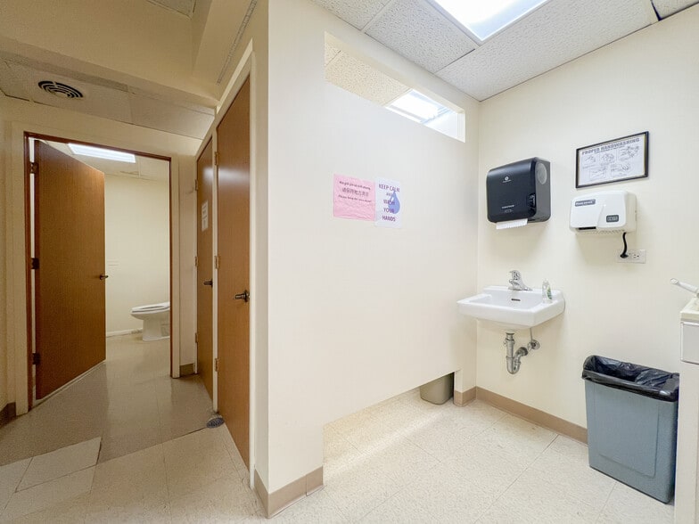 More Photos Of 5250 N Broadway St, Chicago Storefront For Lease