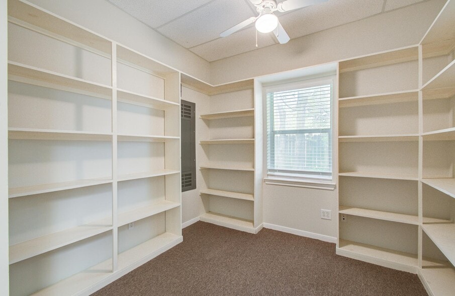 More Photos Of 11201 Steeplepark Dr, Houston Office Residential For Sale