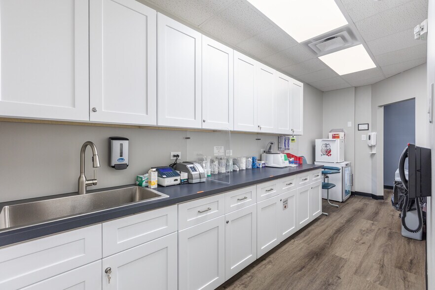 More Photos Of 391 Quadrangle Dr, Bolingbrook Office For Sale