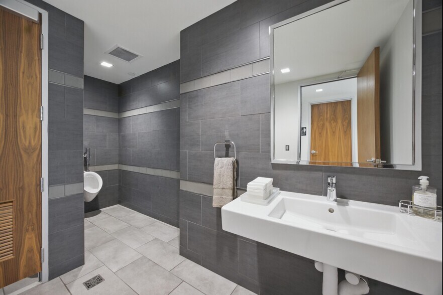 More Photos Of 55-99 W Maple Rd, Birmingham Medical For Lease