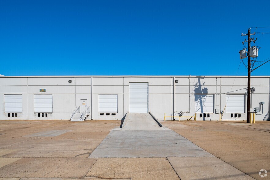 More Photos Of 7615 Metro Center Dr, Austin Warehouse For Lease
