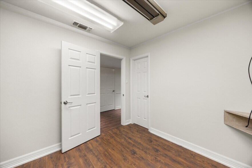 More Photos Of 310 W Bluff St, Granbury Office For Sale