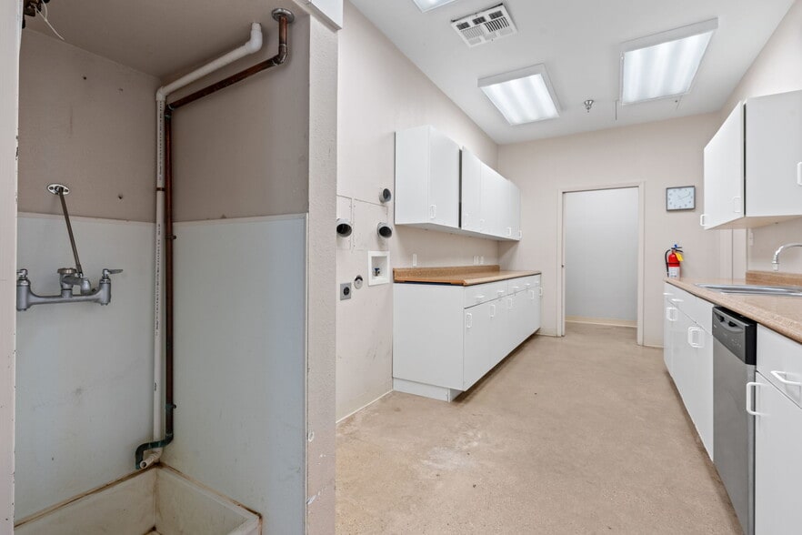 More Photos Of 5620 Rowlett Rd, Rowlett Veterinarian Kennel For Sale