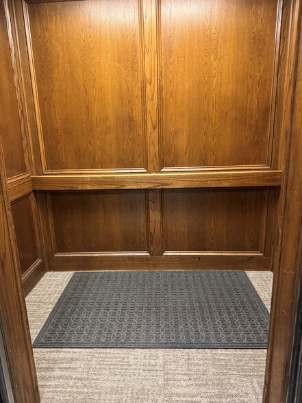 More Photos Of 100 E Park St, Olathe Office For Lease