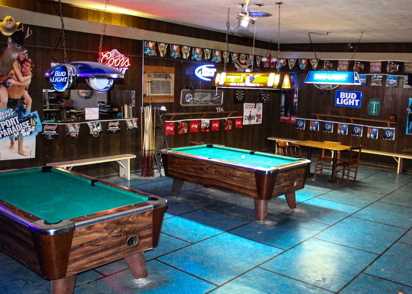 More Photos Of 211 N Mechanic St, Weimar Bar For Sale