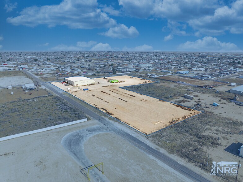 More Photos Of 801 NW 9th St, Andrews Warehouse For Sale