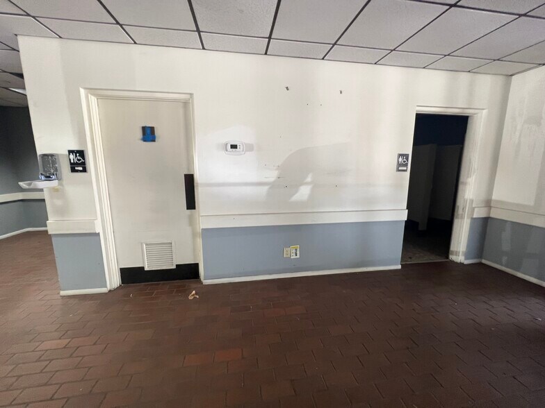 More Photos Of 420 Tamiami Trl S, Venice Medical For Sale