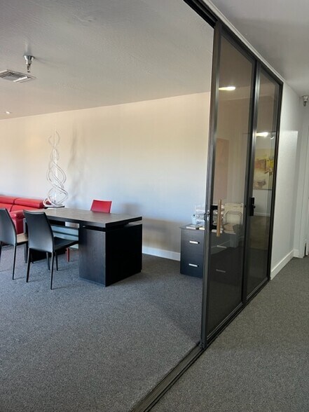 More Photos Of 7631 E Greenway Rd, Scottsdale Warehouse For Lease