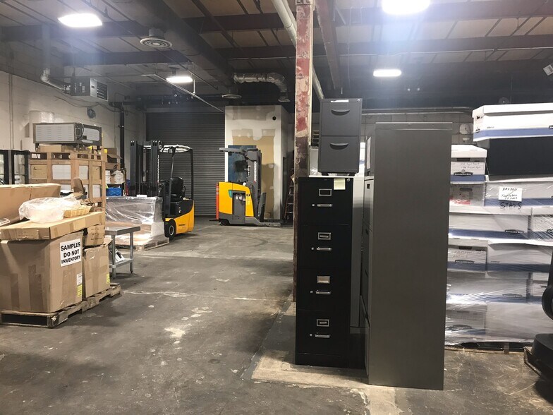 More Photos Of 800-820 Shames Dr, Westbury Warehouse For Lease