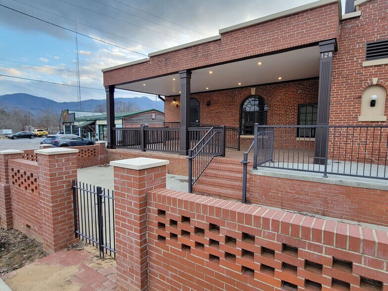 More Photos Of 128 Broadway St, Black Mountain Restaurant For Sale