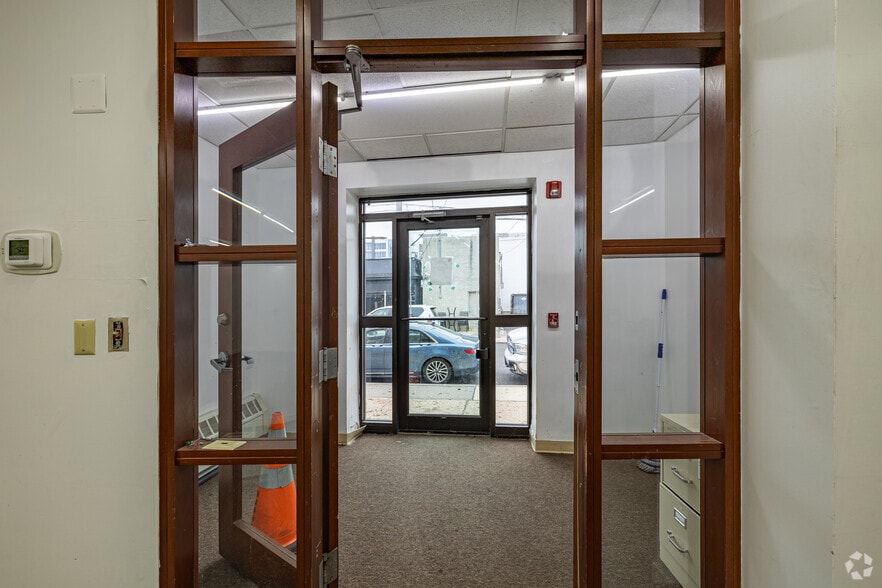 More Photos Of 201 N Wood Ave, Linden Bank For Lease