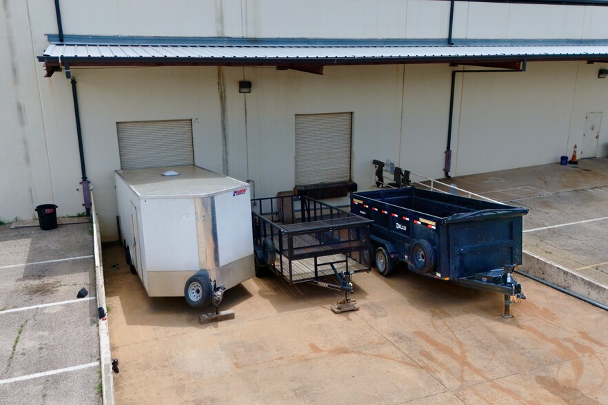 More Photos Of 2004 Lamar Dr, Round Rock Warehouse For Lease