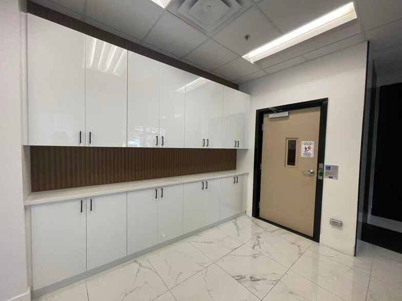 More Photos Of 7075 Kingspointe Pky, Orlando Showroom For Sale