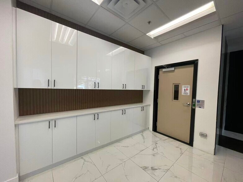 More Photos Of 7075 Kingspointe Pky, Orlando Showroom For Lease