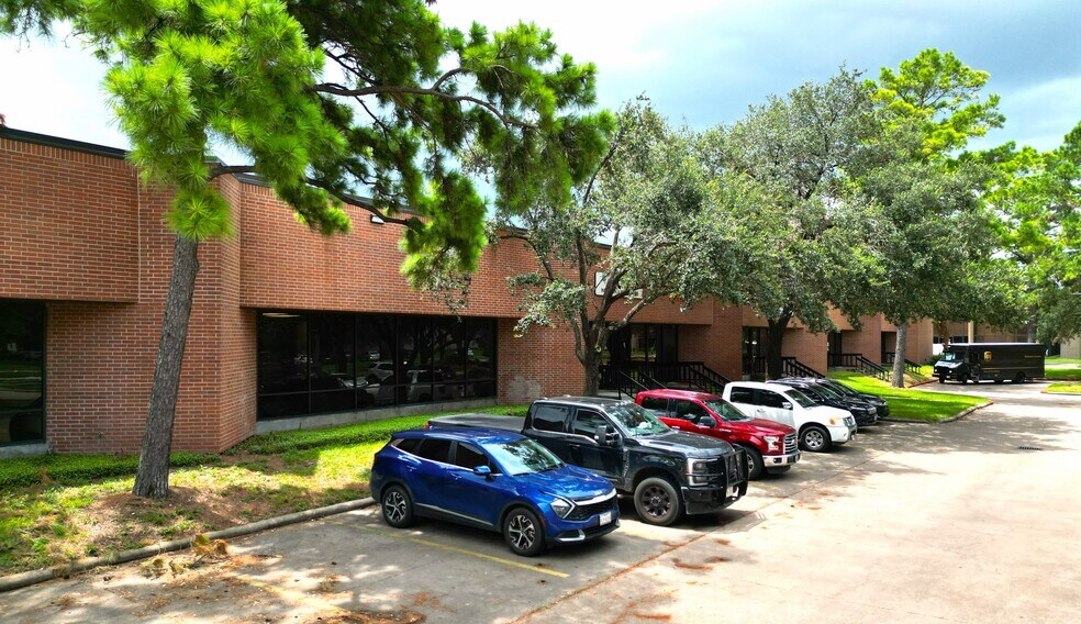 More Photos Of 500-525 Garden Oaks Blvd, Houston Warehouse For Lease