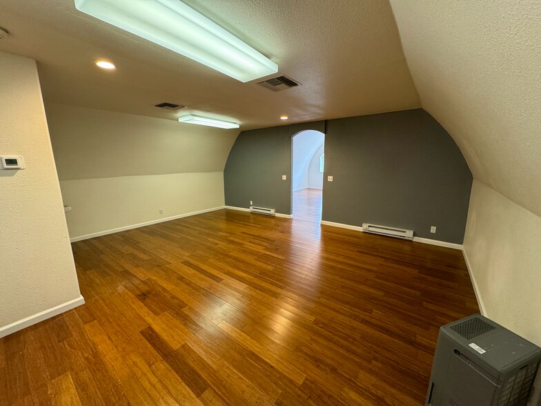 More Photos Of 314 S Cloverdale Blvd, Cloverdale Office For Lease