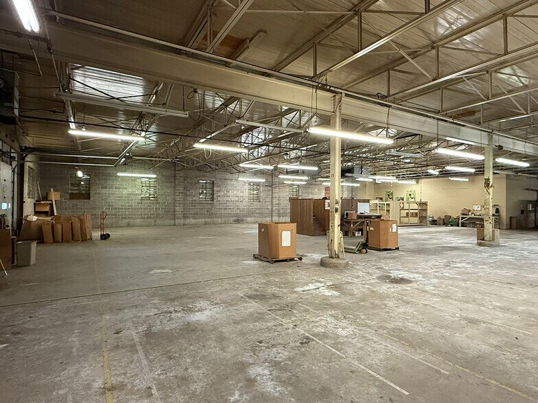 More Photos Of 1905 W Gentry Pky, Tyler Warehouse For Lease