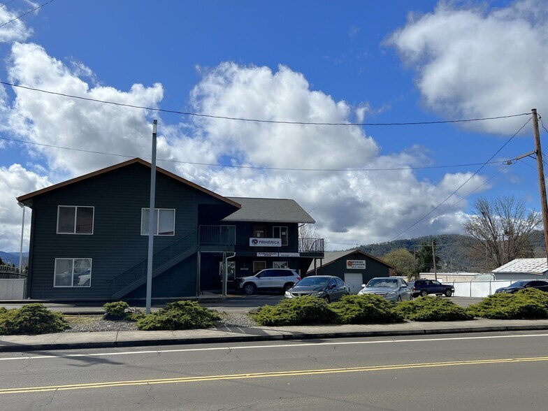 More Photos Of 1562 NE Vine St, Roseburg Office For Lease