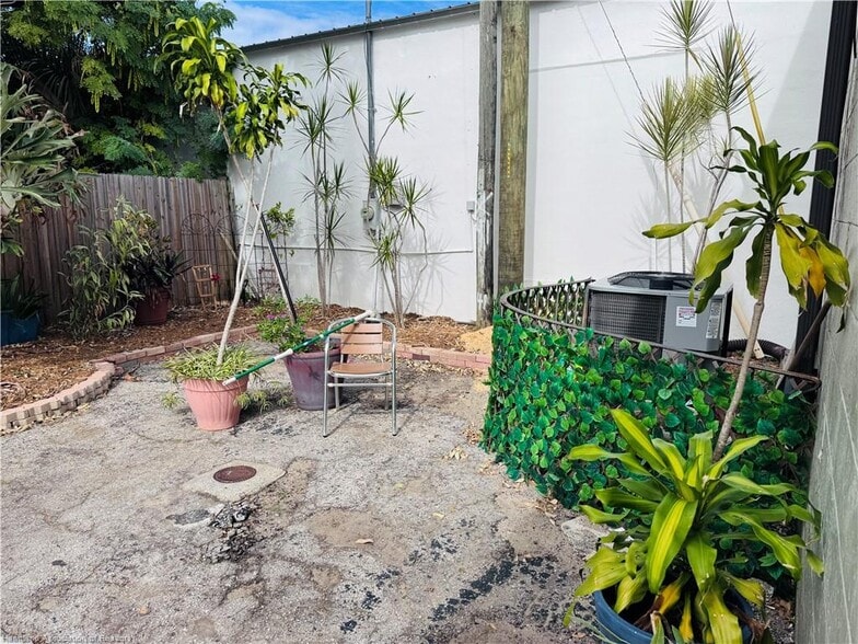 More Photos Of 407 N Ridgewood Dr, Sebring Convenience Store For Sale