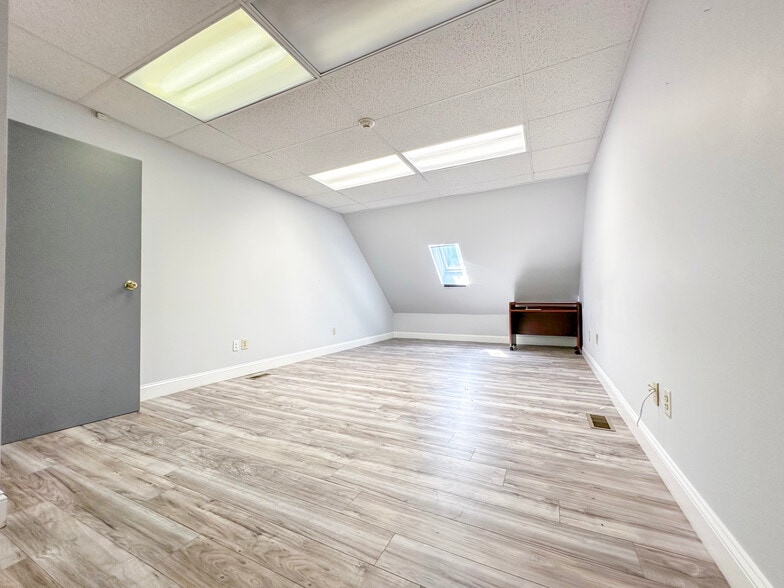 More Photos Of 406 E Pennsylvania Blvd, Feasterville Trevose Light Distribution For Lease