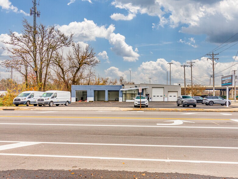 More Photos Of 1826 E Market St, Akron Auto Repair For Sale