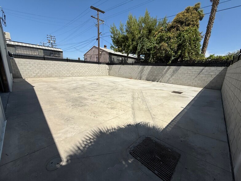 More Photos Of 1122 33rd St, Bakersfield Warehouse For Lease