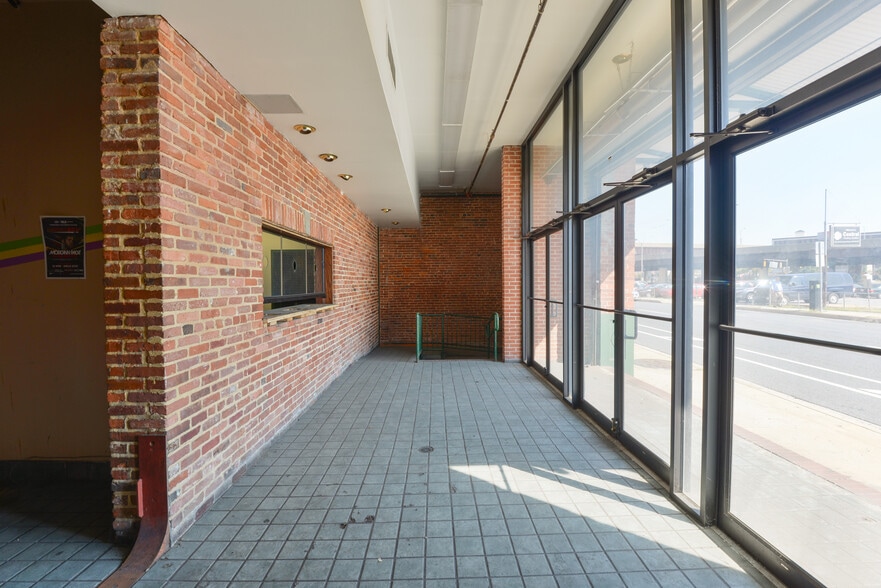 More Photos Of 316-318 Guilford Ave, Baltimore Bar For Sale