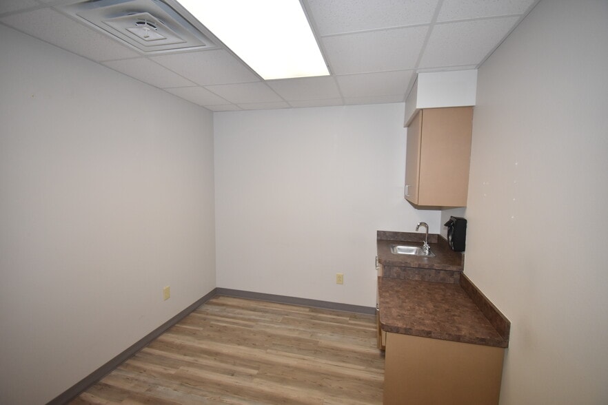 More Photos Of 2401 W Oak St, Denton Medical For Lease