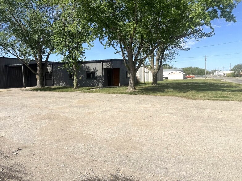 More Photos Of 1015 W Woodside St, Mcpherson Industrial For Sale