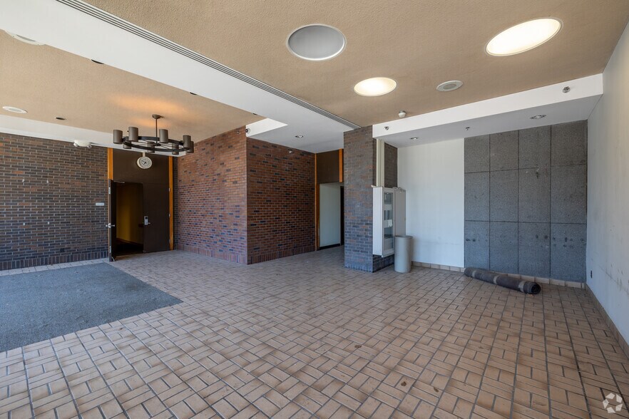 More Photos Of 110 E Warren Ave, Detroit Medical For Lease