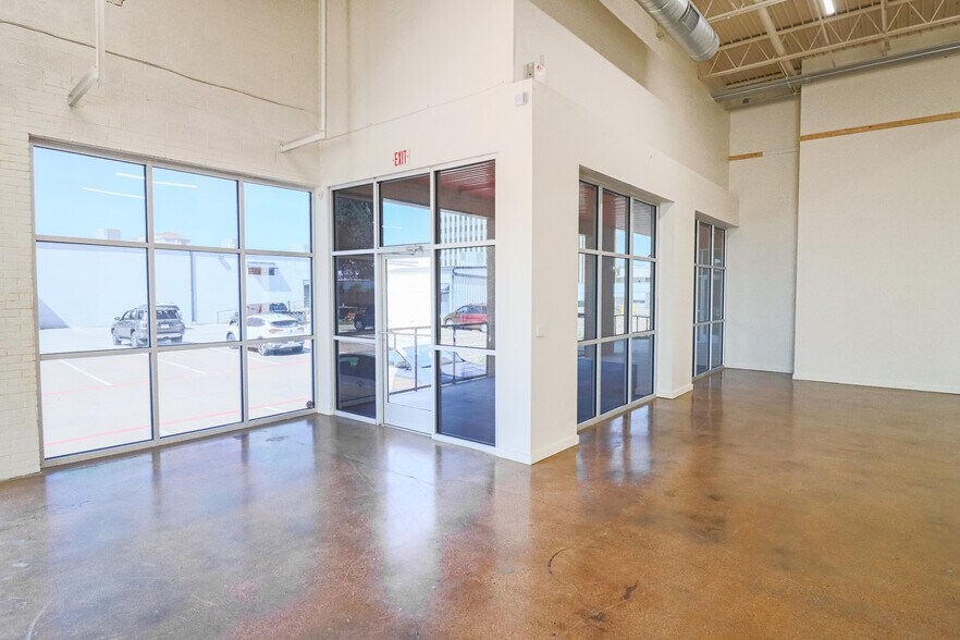 More Photos Of 2320 Valdina St, Dallas Showroom For Lease
