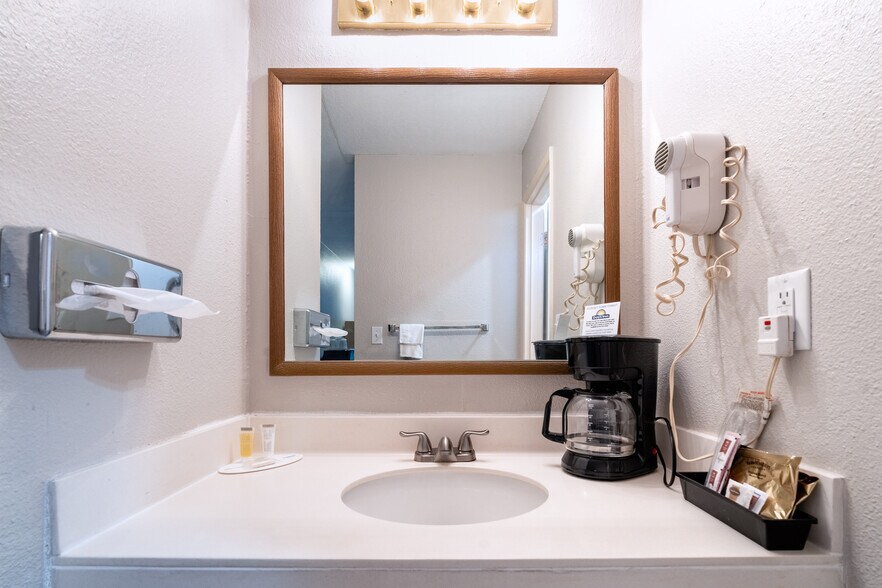 More Photos Of 577 W Monroe St, Burns Hotel For Sale