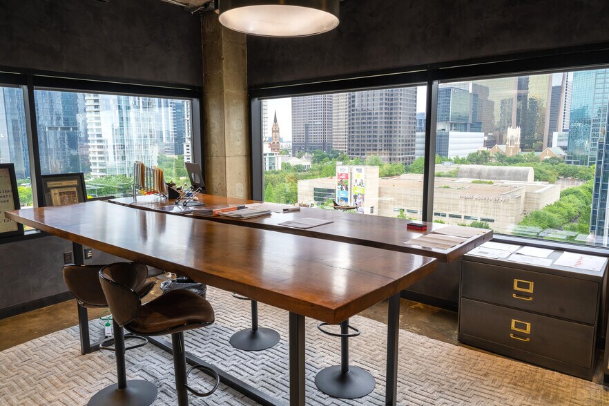 More Photos Of 1845 Woodall Rodgers Fwy, Dallas Office For Lease