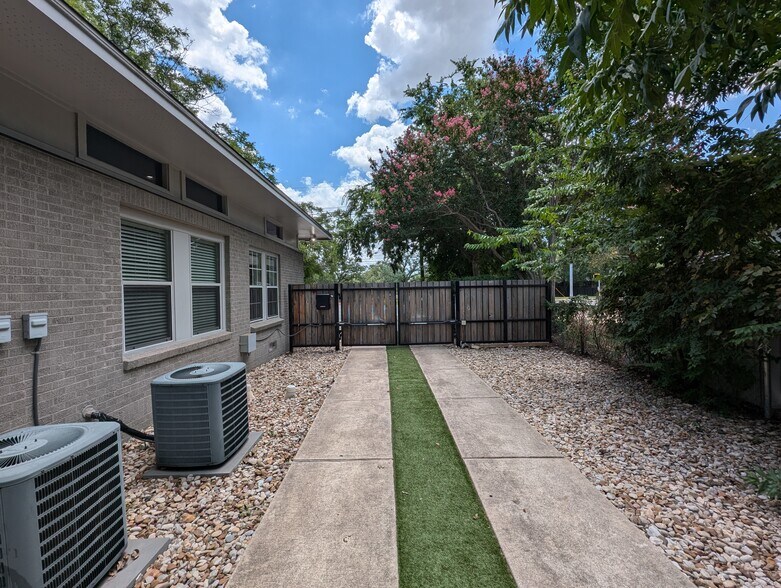 More Photos Of 3906 Menchaca Rd, Austin Medical For Lease