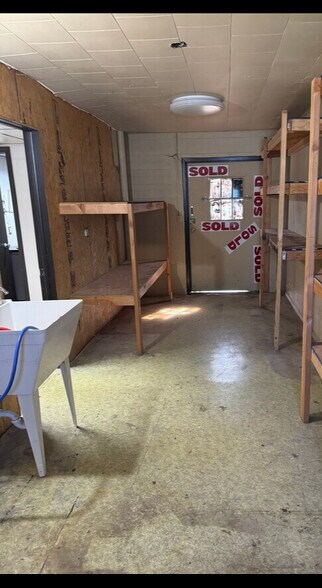 More Photos Of 100 E 1st St, Grove Self Storage For Sale
