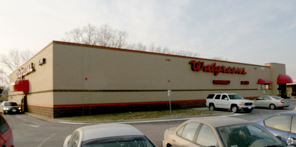 More Photos Of 4005 N Vinewood Ln, Plymouth Drugstore For Lease