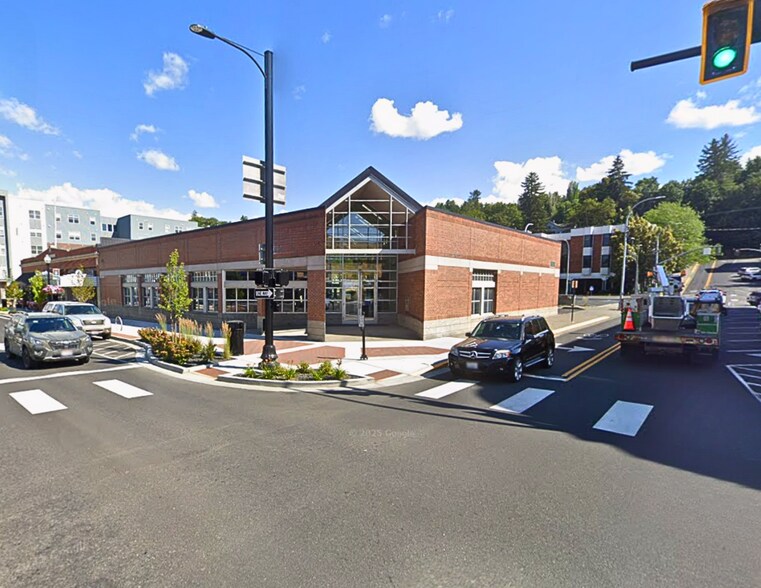 More Photos Of 301 E Main St, Pullman Bank For Lease