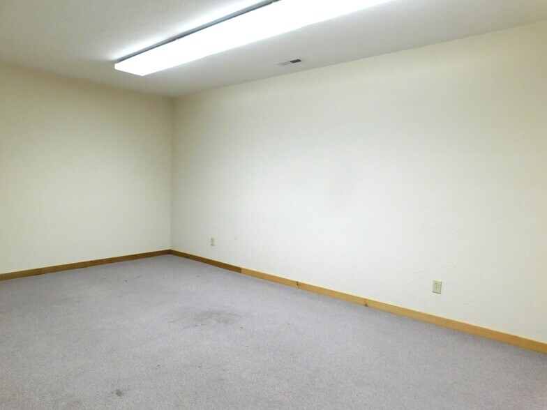 More Photos Of 215 Nieman St, Sunman Warehouse For Lease