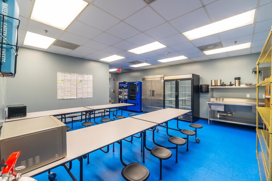 More Photos Of 1907 Gateway Blvd, Charlotte Warehouse For Sale