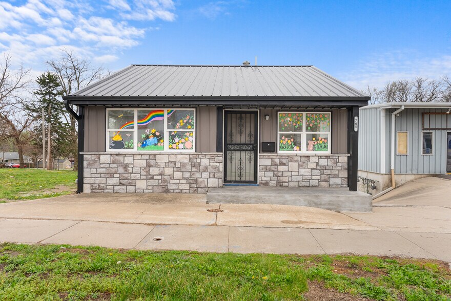More Photos Of 705 E 23rd St S, Independence Office For Sale