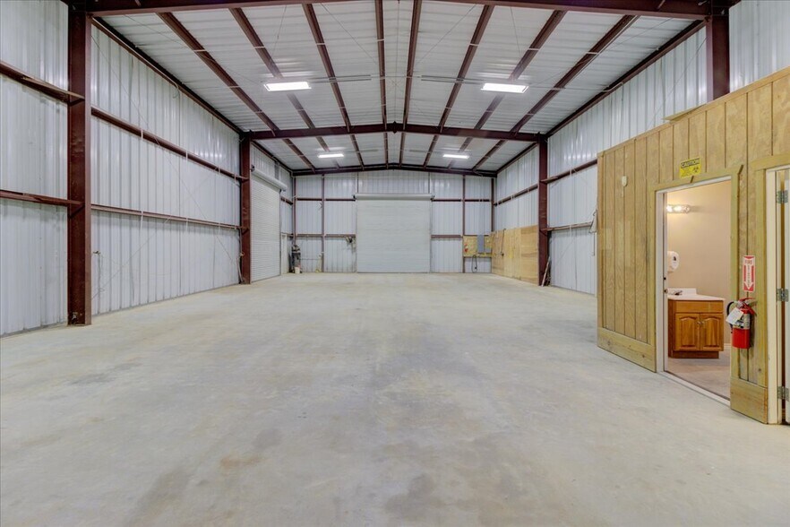 More Photos Of 21232 Ih 10, Vidor Warehouse For Lease