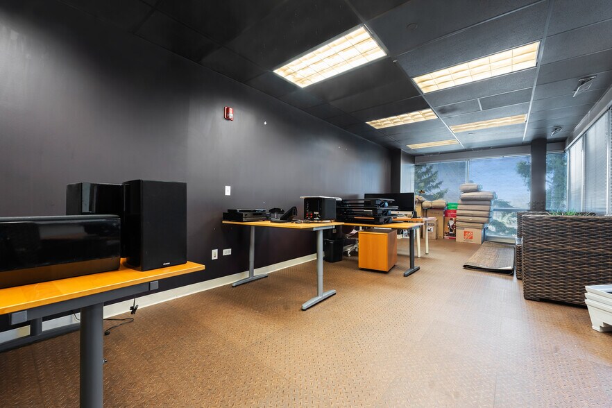 More Photos Of 1 TransAm Plaza Dr, Oakbrook Terrace Office For Sale