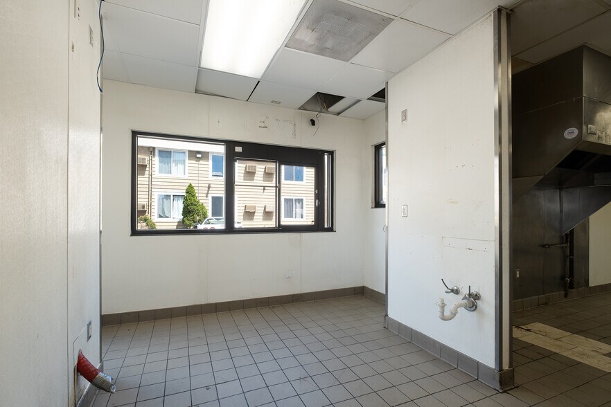 More Photos Of 101 W Lind St, Mankato Fast Food For Lease
