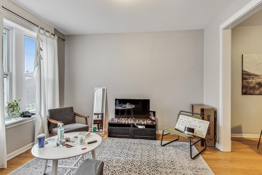 More Photos Of 3814 N Clark St, Chicago Storefront Retail Residential For Sale