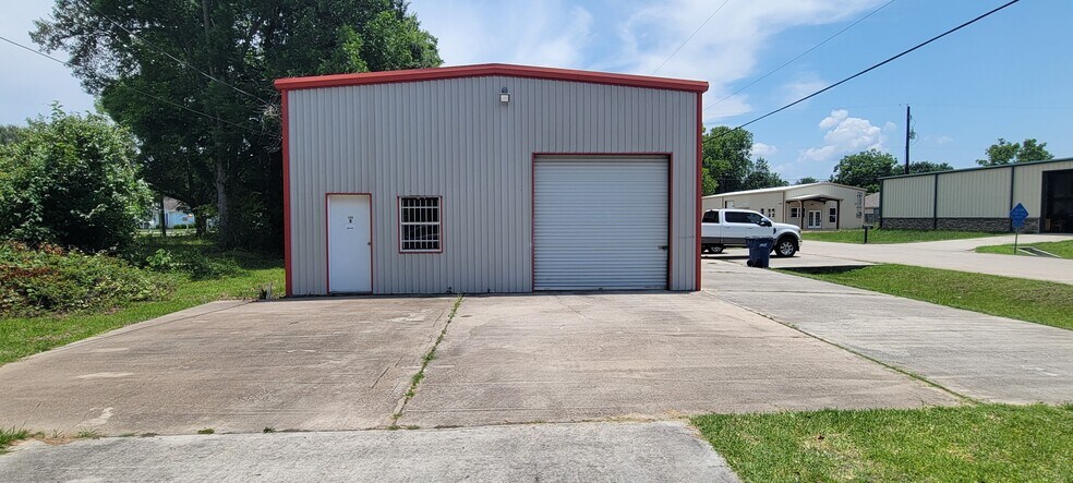 Primary Photo Of 340 Mechanic St, Tomball Light Distribution For Lease