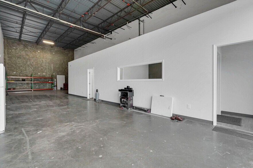 More Photos Of 9201-9373 Mike Garcia Dr, Manassas Warehouse For Lease