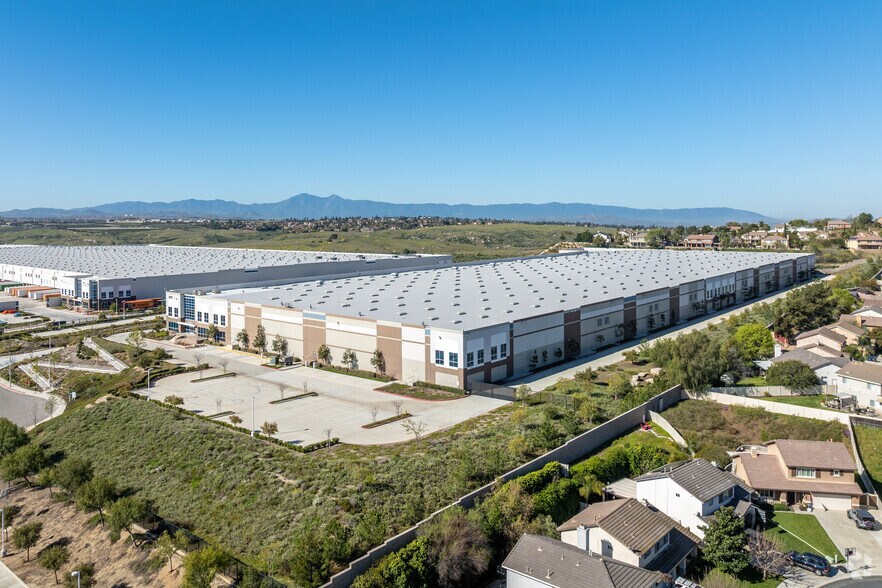 More Photos Of 6075 Lance Dr, Riverside Distribution For Lease